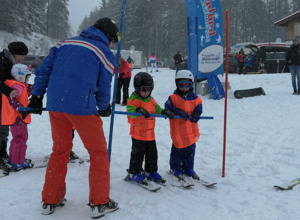 Neue Skianzüge für die DJK Pressath Skiabteilung