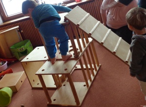Pikler Möbel für die Kinder in der Kita Töpen