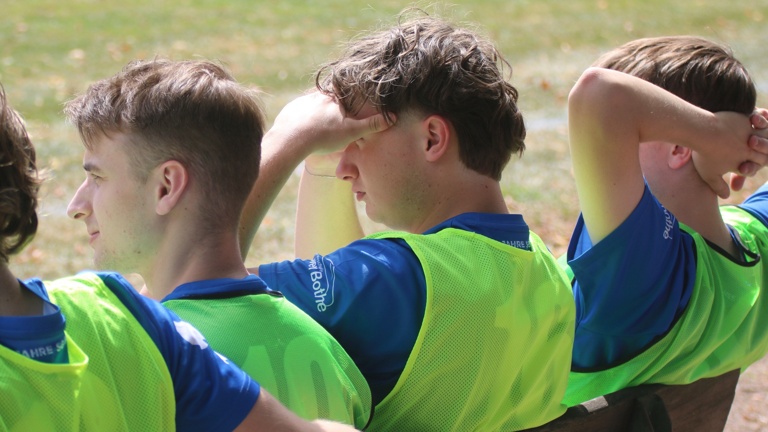 &amp;quot;Und wie schützt du Dich vor der Sonne?&amp;quot; &amp;quot;Bitte 2 x Spielerkabine&amp;quot;