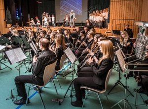 Neue Dirndl für die Mädels im Musikverein Hundsangen