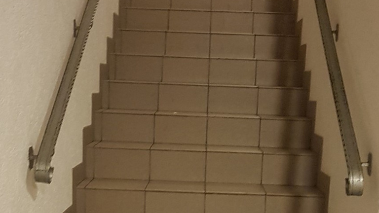 Einbau eines rollstuhlgerechten Plattformtreppenlifts ins Sportheim