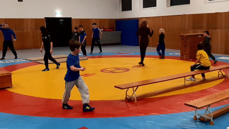 Neue Trainingsgeräte für Mömbriser Ringer