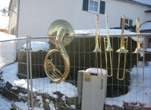 Neue Sousaphone für die Lumpenkapelle Aitrach