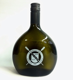 Fränkischer Weißwein im Bocksbeutel mit Ruderlogo-Etikett