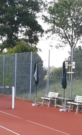Sonnenschirme für die Tennisplätze