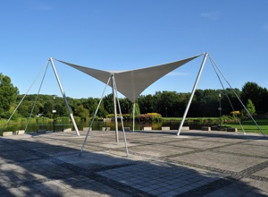 Schülerprojekt Outdoor-Bühne mit Sitzgelegenheiten