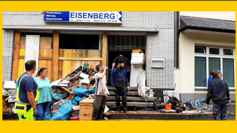 Aufbau einer neuen Kleiderkammer nach der Flut