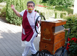 Drehorgel für Bewohnerinnen und Bewohner