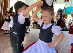 Neue Trachten für die Kindergruppe