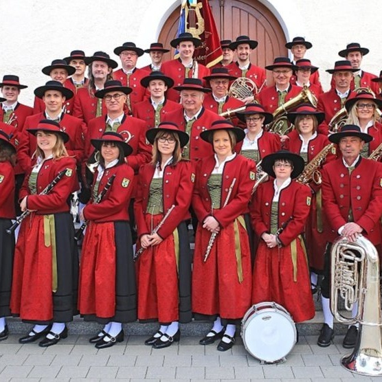 Ausstattung der Jungmusiker mit Trachten-Uniformen
