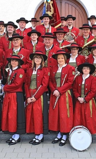 Ausstattung der Jungmusiker mit Trachten-Uniformen