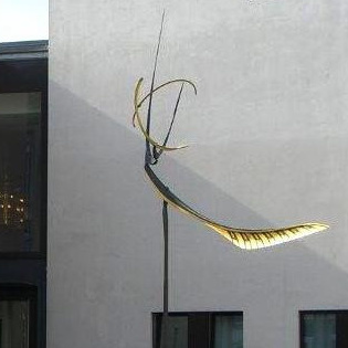 Reparatur der kinetischen Skulptur "Fünf-Flügler" vor der neuen Synagoge Ge