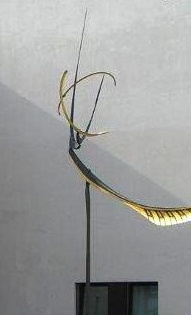 Reparatur der kinetischen Skulptur "Fünf-Flügler" vor der neuen Synagoge Ge