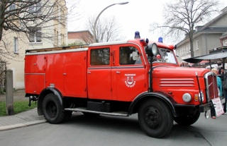 Ausfahrt im historischen Feuerwehrfahrzeug