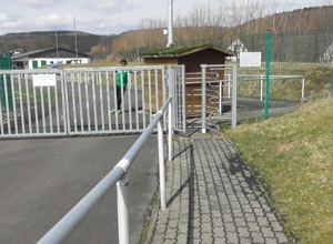 Eingang zum Sportplatz inkl. Kassenhaus