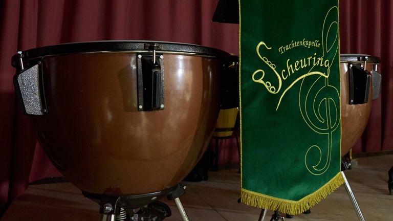 Pauken und Pulttücher für die Trachtenkapelle Scheuring