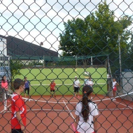 Kleinfeldplatz mit Ballwand und Basketballkorb