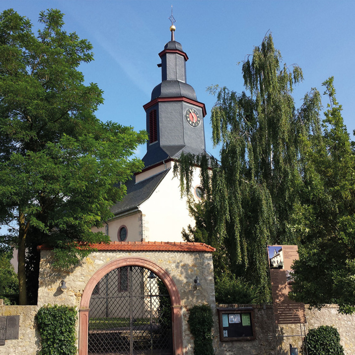 Evangelische Laurentiuskirche Trebur-Anlage eines Versammlungsplatzes