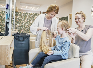 Haarspendehelden, verwandeln Haar & Geldspenden in Perücken für Kinder