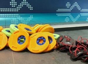 Schwimm-Trainingsgeräte und Geräteschrank