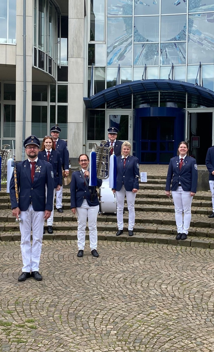 Neue Uniformen für den Spielmannszug Meschede