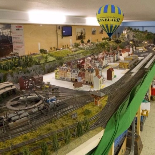 Fahrender Heißluftballon für die Modelleisenbahn
