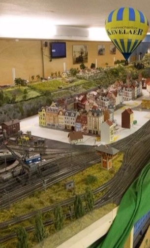 Fahrender Heißluftballon für die Modelleisenbahn