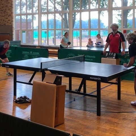 Glanzvoll in die nächste Saison - Neue Tischtennisplatten für den TTC