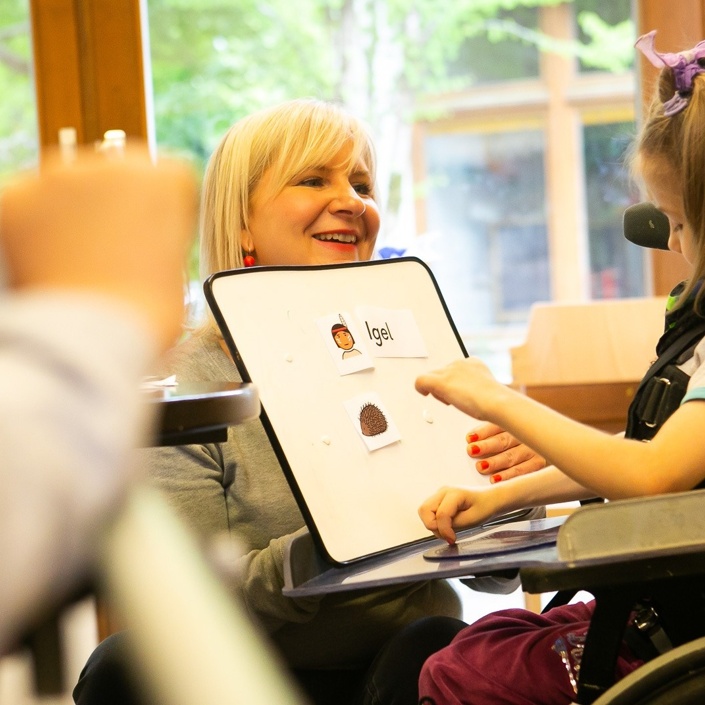 Barrierefreies Klassenzimmer für Kinder mit Behinderung