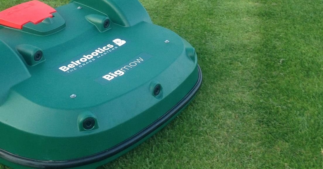 Rasenmähroboter für unseren Sportplatz Viele schaffen mehr