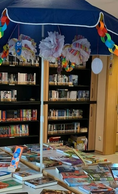 Neue Regale für die Bücherei Holler