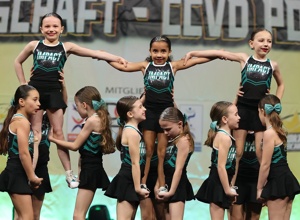 Neue Uniformen für die Impact Cheerleader