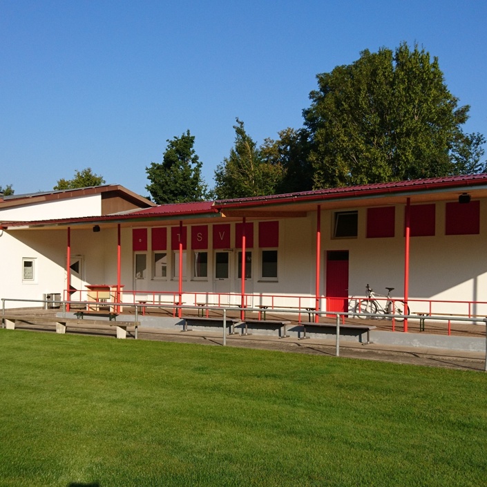 Umbau und Sanierung des alten Sportheimgebäudes sowie des Rasenplatzes