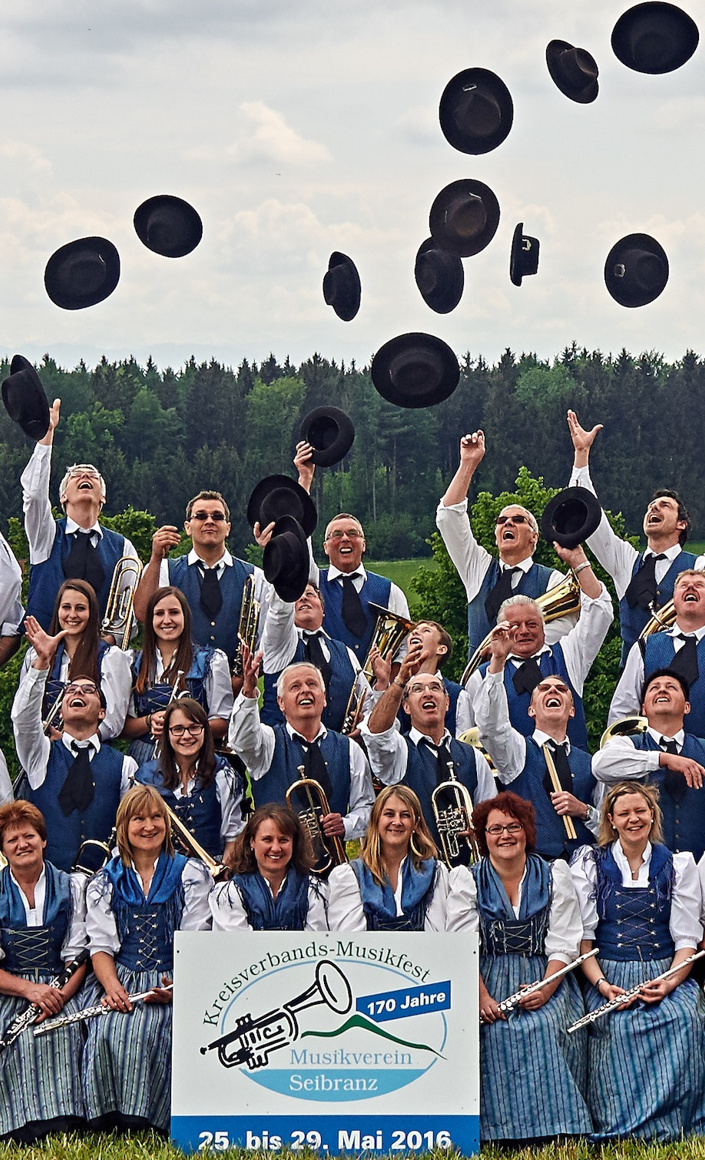Neue Hüte für die Männer vom Musikverein Seibranz