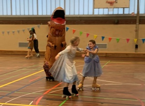 Rollkunstlauf in neuen Pflichtkleidern