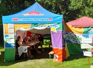 Helfen. Retten. Bilden. - Sichtbarkeit mit Pavillon und Würfelwand
