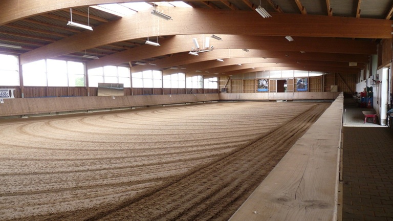 Neuer Reithallenboden für den Reitverein Wemding