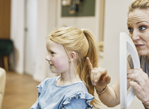 Haarspendehelden, verwandeln Haar & Geldspenden in Perücken für Kinder