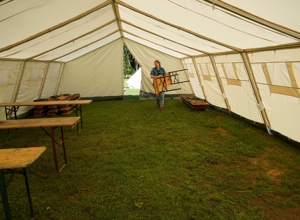 Neue Bierzeltgarnituren fürs Pfadfinder Sommerlager