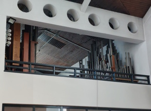Ein Kleid für unsere Orgel in der Kirche St. Karl Borromäus in Berlin