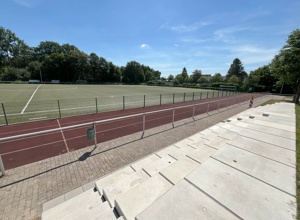 Bau eines Tribünendaches am Kunstrasenplatz