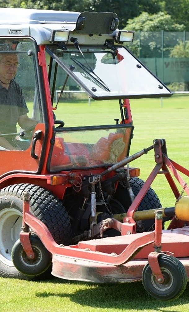 Nachhaltige Mähroboter für den Sportpark Schwarzer Berg