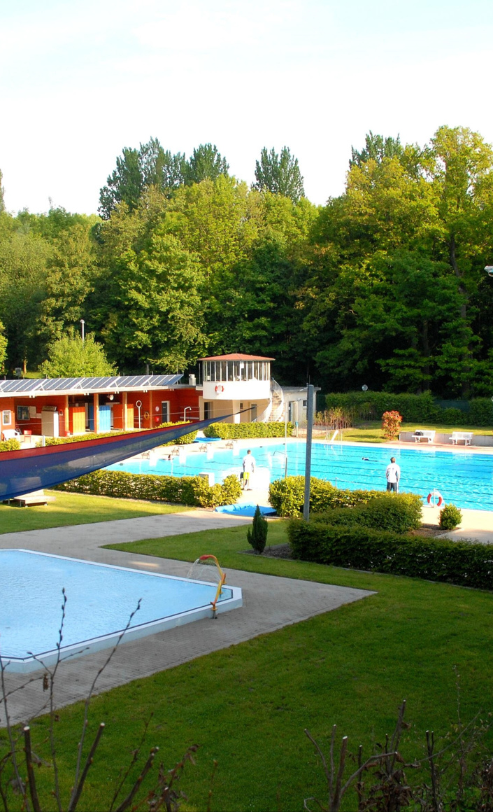 Relax- und Seniorenbänke im Freibad Brambauer