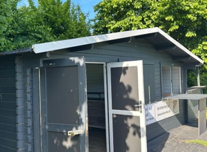 Montage einer Solaranlage zur Stromversorgung des Verkaufskiosks