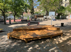 Schülerprojekt Outdoor-Bühne mit Sitzgelegenheiten