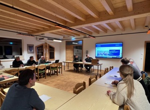 Neue Möbel für die Feuerwehr Schöllnach