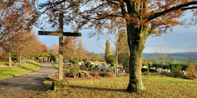 Neues Friedhofskreuz aus Gussbronze