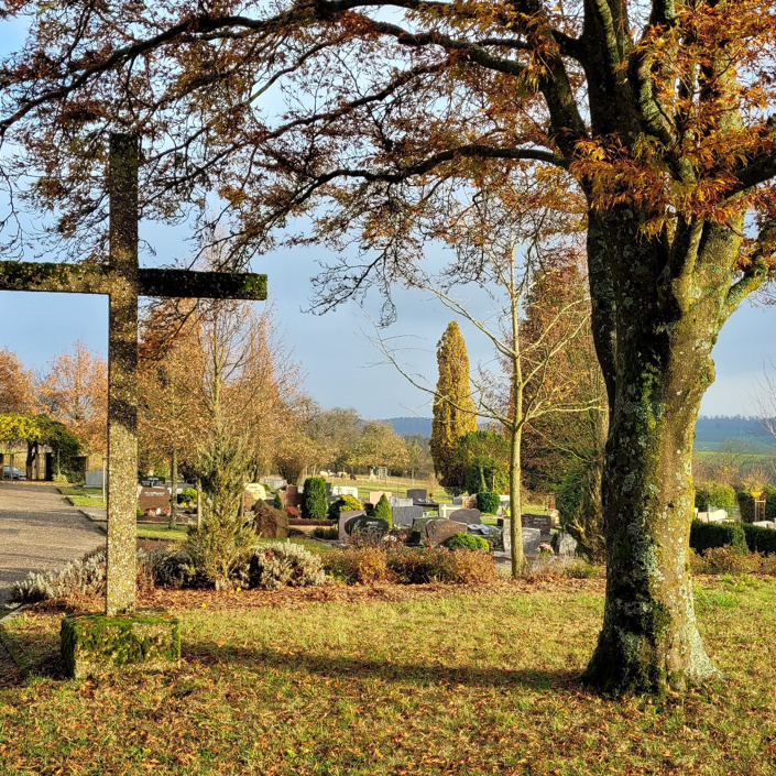 Neues Friedhofskreuz aus Gussbronze