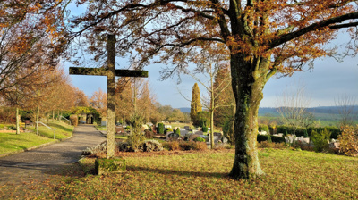 Neues Friedhofskreuz aus Gussbronze