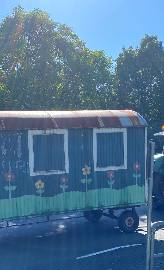 Schuleigener "Hofladen mit Café" im ausgebauten Bauwagen